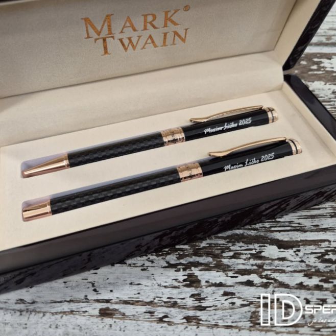 Hluboká gravura textu laserem do psací sady MARK TWAIN v dárkovém boxu. Následně se coloruje bílým emailem a dílko je...